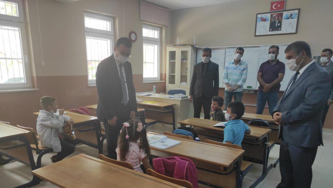 Kaymakamımız Sayın Ali Ekber ATEŞ ve İlçe Milli Eğitim Müdürümüz Sayın Caner ÖZDEMİR  Akkeçili İlkokulunu ve Ortaokulunu ziyaret ettiler.