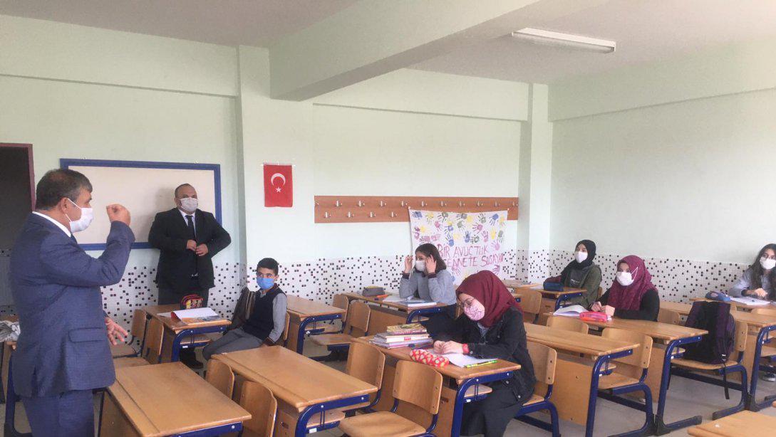Yüz yüze Eğitimin İlk Gününde İlçe Milli Eğitim Müdürümüz sn. Caner ÖZDEMİR ve  Şube Müdürümüz sn. Oguz BÖLGE Atatürk Ortaokulunu ve İmamhatip Lisesini ziyaret ettiler.
