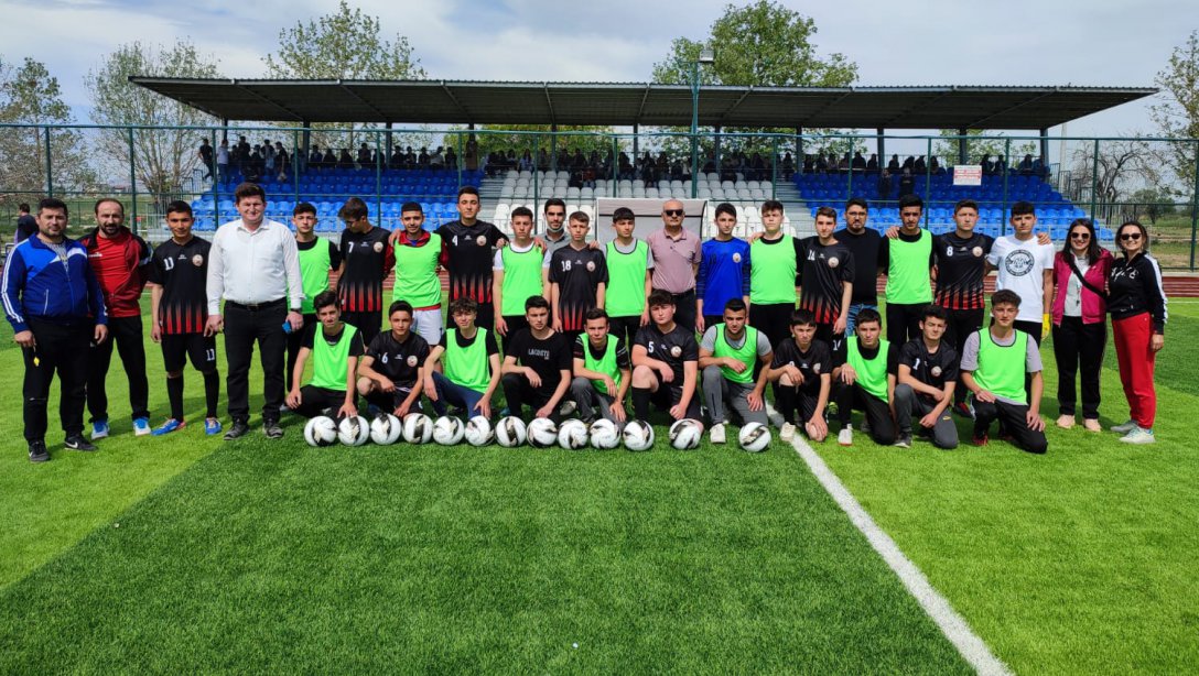 19 Mayıs Atatürk'ü Anma Gençlik ve Spor Bayramı programı kapsamında Liseler Arası Futbol Turnuvası Düzenlendi