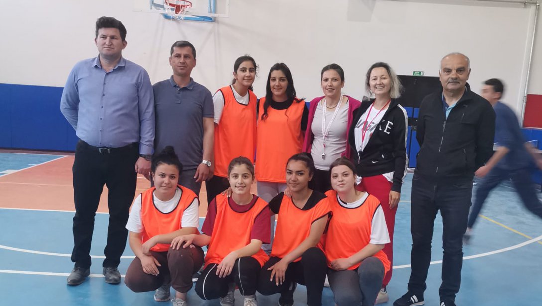 19 Mayıs Atatürk'ü Anma ve Gençlik Spor Haftası Kapsamında Liseler Arası Voleybol Turnuvası Düzenlendi
