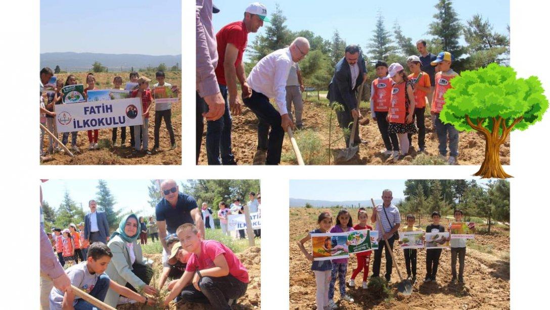 Dünya Çevre Günü ve Türkiye Çevre Haftası Kapsamında İlçemizde Ağaç Dikimi Gerçekleştirilmiştir.