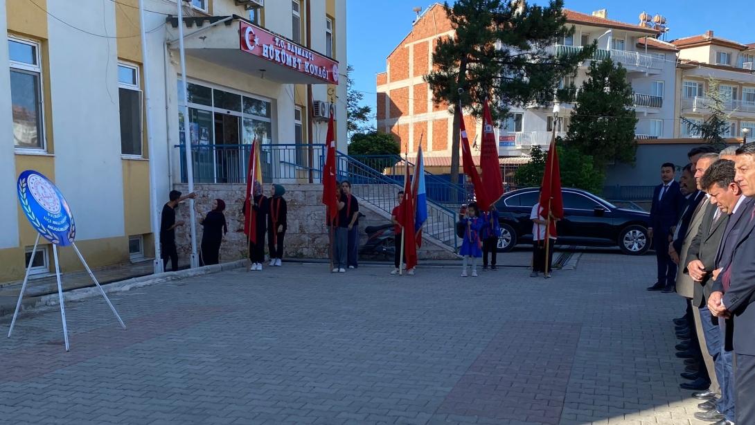 İLKÖĞRETİM HAFTASI ÇELENK SUNMA PROGRAMI